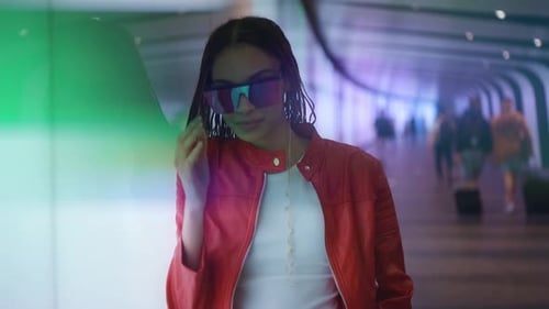 Jovem alternativa com aparência futurista e roupas da moda