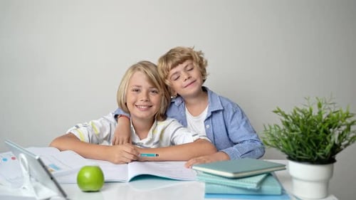 Irmãos do Ensino Fundamental Primário, Meninos e Meninas Estudando na Mesa, Escrevendo em Livro e Tablet