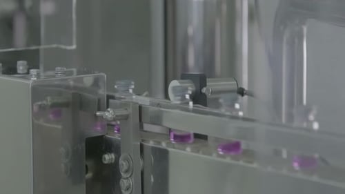 Bande transporteuse stérile Des rangées de flacons en verre, des antibiotiques se déplacent le long de la chaîne de production