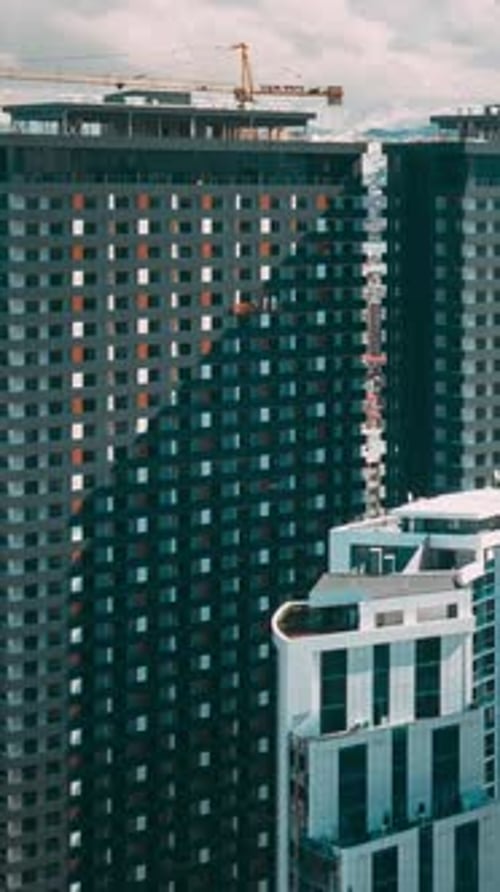 Grúa de construcción trabajando en la construcción