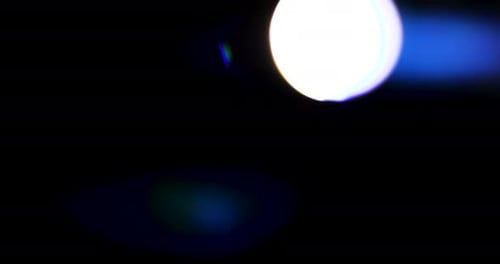De magnifiques reflets lumineux époustouflants et des stries bleues anamorphiques filmées sur fond noir avec du cinéma haut de gamme