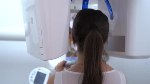 Patientin im Röntgenscanner im medizinischen Schrank im Krankenhaus. Arbeitsplatz des Arztes in der Klinik.
Gesundheit