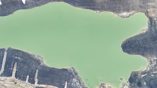 Luftwald am See, grünes Waldbild mit Ufer bis türkisfarbenem Seewasser