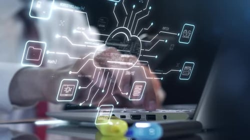 Pessoa visualizando a rede de dados de computação em nuvem no laptop