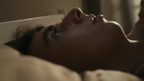 Homme apathique allongé éveillé et utilisant un smartphone tard dans son lit