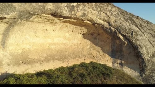 Sonnenlicht bewegt sich über eine große Felsformation