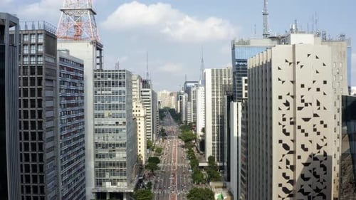 Belo drone aéreo ascendente da famosa Avenida Paulista, no centro de São Paulo, com