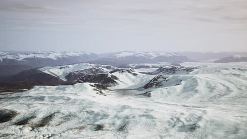 Große Schneereste, die im Sommer auf dem vulkanischen Felsfeld eines Berges übrig geblieben ist