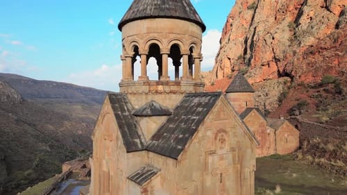 Panorama du complexe du monastère de Noravank (inclinaison vers le bas)