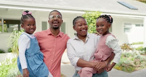 Neues Haus, schwarze Familie und glückliche Eltern mit Kindern, die sich für Eigentum, Eigenheim und Hypothek begeistern