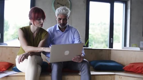 Geschäftsleute im Büro beraten ein Projekt