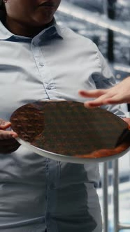 Vidéo verticale : des chercheurs évaluent un prototype avancé de plaquette de silicium à puce électronique
