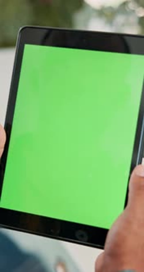 Hände, Person und Tablet mit grünem Bildschirm im Haus des Online-Shoppings, E-Commerce-Website