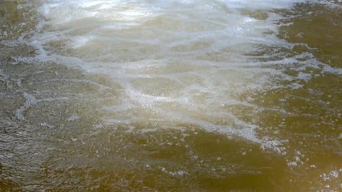 Zeitlupenaufnahmen von fließendem Wasser in einem tropischen Regenwald in Thailand.