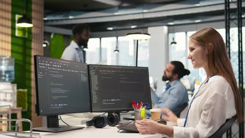 Junge Programmiererin schreibt am Computer Code und entwickelt maschinelles Lernen