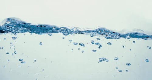 Viele Blasen im Wasser aus nächster Nähe, abstrakte Wasserwelle mit Blasen in Zeitlupe