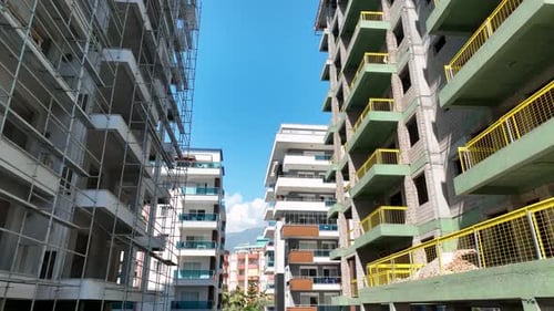 Vuelo aéreo sobre un desarrollo de nuevas construcciones