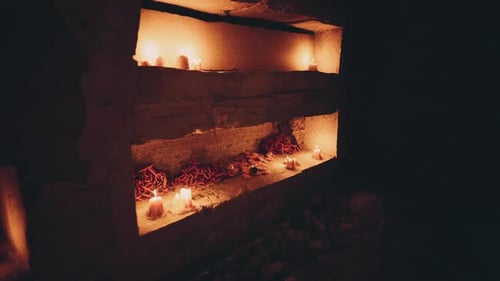 Kerzen beleuchten den dunklen Raum in einer traditionellen Umgebung während eines Rituals