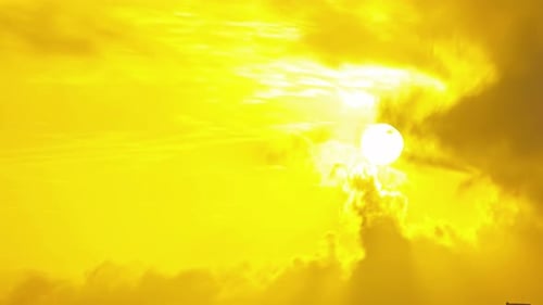 Goldenes Sonnenlicht, das durch dynamische Wolken strömt und eine lebendige und dramatisch Himmelslandschaft erzeugt