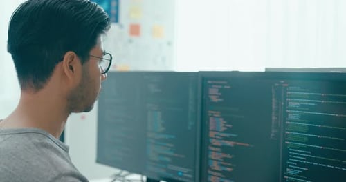 Nahaufnahme junger Erwachsener Asien männlich freiberuflich Brille tippen schreiben Aufforderung KI Bot IT App Programm Nomade.