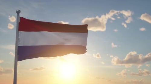 Bandeira da Holanda em poste ondulando no fundo do céu de vento