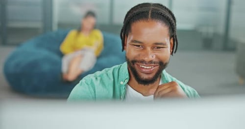 Homme noir qui travaille, fait des affaires et heureux devant un ordinateur au bureau est satisfait du projet marketing