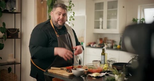Gemüse, Live-Streaming und Mann in der Küche zum Kochen des Abendessens, der Küche und der Zubereitung von Mahlzeiten zu Hause