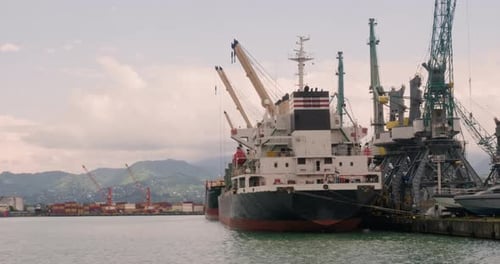 Riesige Frachtschiffe, Schiffe mit Turmdrehkranen zum Beladen im Seehafen