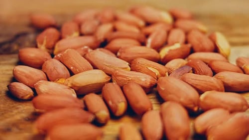 Effet ondulé de cacahuètes avec écorce sur un plateau rétro