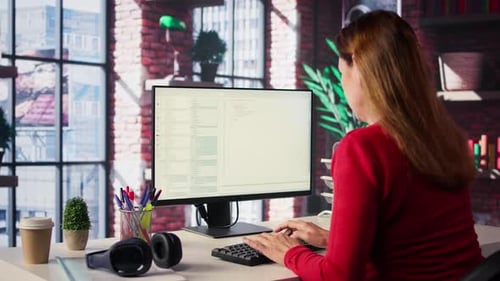 Mulher envolvida com um chatbot inteligente de IA para concluir tarefas relacionadas ao trabalho