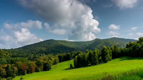 Wolken und Schatten bewegen sich.