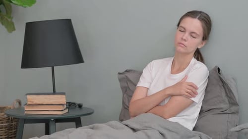 Jeune femme dormant assise dans son lit