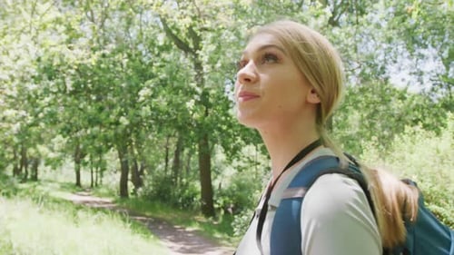 Couple heureux et diversifié avec des sacs à dos prenant des photos dans le parc, Ralenti