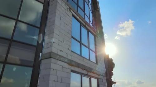 Hohes Wohnhaus mit monolithischem Rahmen und Glasfenstern im Bau