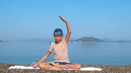 Yoga pour fille s'étirant les mains sur Sunny Shore
