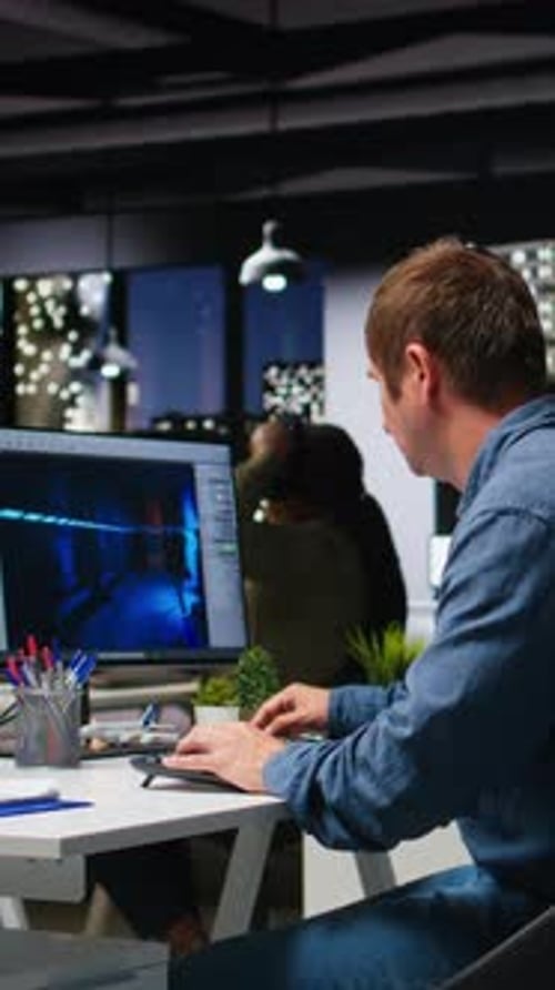 Vidéo verticale Un ingénieur informatique de sexe masculin utilise des techniques d'IA pour créer un jeu vidéo et une turbine