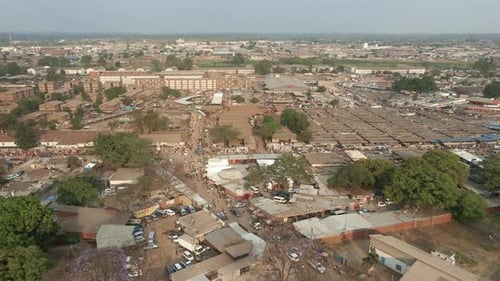 Imágenes aéreas de los pisos de Mbare Musika y Matapi, abarrotados y concurridos, en Harare, Zimbabue. Zumbido es