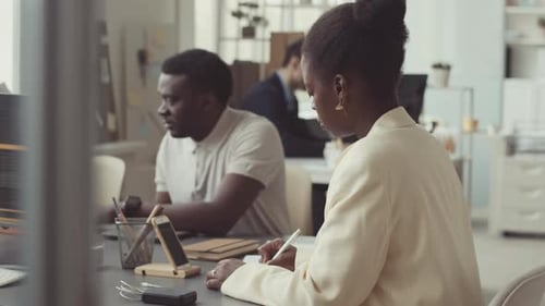 Joven mujer negra que trabaja en una empresa de TI