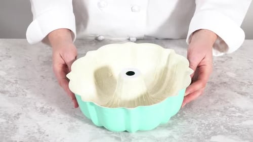 Kuchenteig in eine Gugelhupfform gießen, um Funfettti Gugelhupfkuchen zu backen