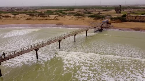 Allana Gadoor Village Beach: cais que se estende até as ondas do mar