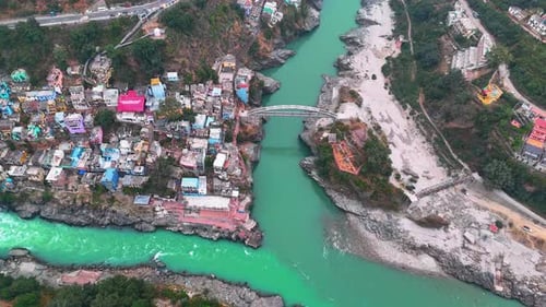 Des vues aériennes capturent le majestueux confluent des rivières de Rudraprayag Sangam.