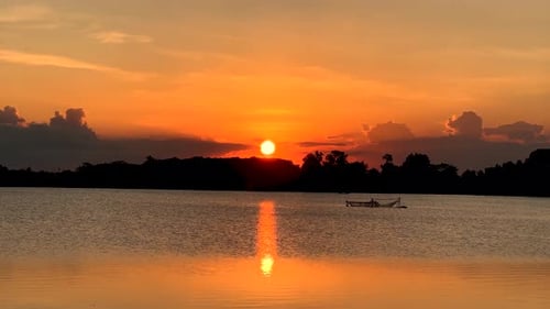 Wunderschöner Sonnenuntergang und See
