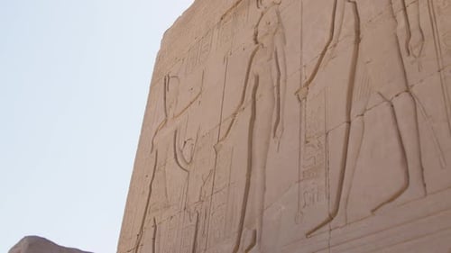 Tallas detalladas del antiguo Egipto en las paredes de piedra del templo de Dendera, Egipto