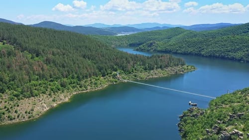 Luftaufnahme des Kardzhali-Staudamms, Blick auf den Mäander im Fluss Arda, umgeben von grünem Wald