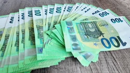 Ungefaltete Euro-Banknoten liegen ausgebreitet auf dem Tisch