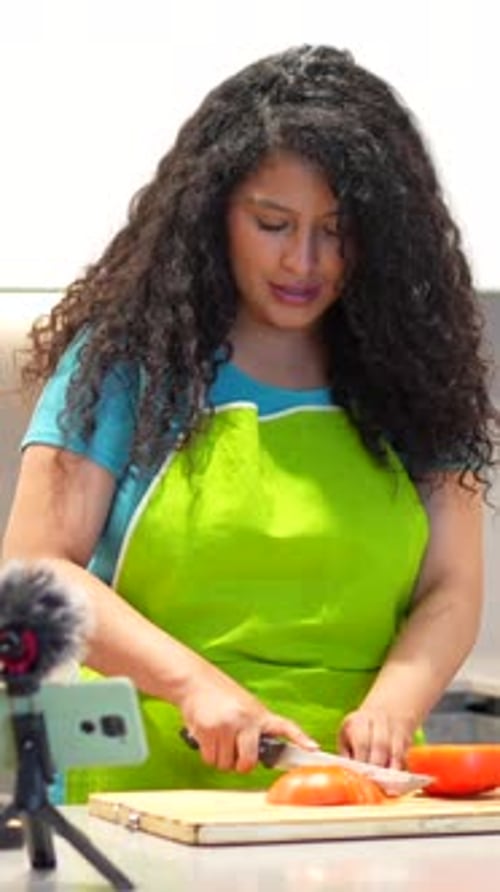 Pretty Live Streamer cocinando comida saludable en línea