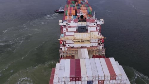 Un buque mercante de carga se dirige a la terminal de Barbour en LaPorte, Texas