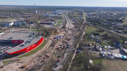 Vista aérea de la fase 4 de la construcción del puente sur en Riga, Letonia
