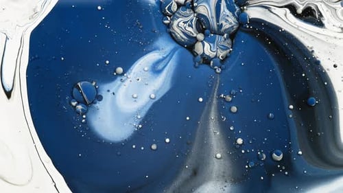 Weiße und blaue flüssige Farbe kollidieren und bilden einen abstrakten Hintergrund