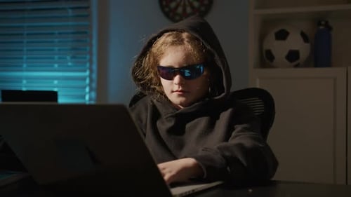 Hacker Kid Hack Private Informationen Hacker Kind tippt Malware-Code Dark Hack Kid Activity IT